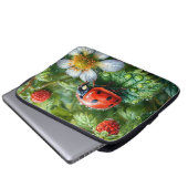 Ladybug Perched on Dew Covered Strawberry Pflanze Laptopschutzhülle (Vorne Knopf)