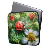Ladybug Perched on Dew Covered Strawberry Pflanze Laptopschutzhülle (Vorderseite Links)