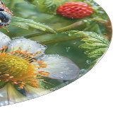 Ladybug Perched on Dew Covered Strawberry Pflanze Schneidebrett (Ecke)