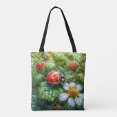 Ladybug Perched on Dew Covered Strawberry Pflanze Tasche (Rückseite)