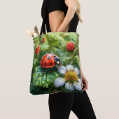 Ladybug Perched on Dew Covered Strawberry Pflanze Tasche (Von Nahem)