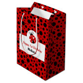 Ladybug Red Black Polka Dots Kindergeburtstag Mittlere Geschenktüte (Rückseite Schrägansicht)