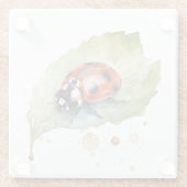 Ladybug sitzt auf einem Blatt in lebendiger Wasser Glasuntersetzer (Rückseite)
