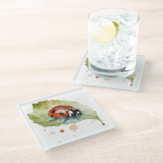 Ladybug sitzt auf einem Blatt in lebendiger Wasser Glasuntersetzer (Schrägansicht)