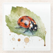 Ladybug sitzt auf einem Blatt in lebendiger Wasser Glasuntersetzer (Vorderseite)