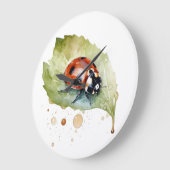 Ladybug sitzt auf einem Blatt in lebendiger Wasser Große Wanduhr (Winkel)