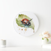 Ladybug sitzt auf einem Blatt in lebendiger Wasser Große Wanduhr (Zuhause)