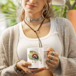 Ladybug sitzt auf einem Blatt in lebendiger Wasser Kaffeetasse