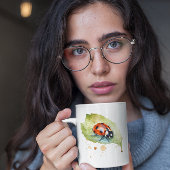 Ladybug sitzt auf einem Blatt in lebendiger Wasser Kaffeetasse