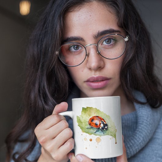 Ladybug sitzt auf einem Blatt in lebendiger Wasser Kaffeetasse