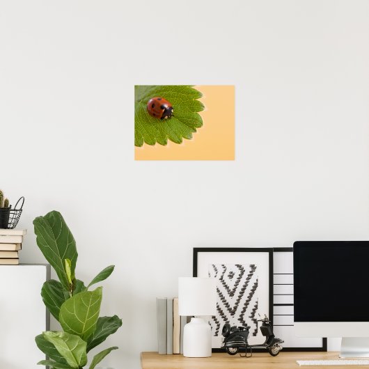 Ladybug über grünes Leaf Poster (Heimbüro)