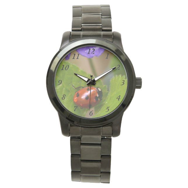 Ladybug über süße Violettsorten-Blume Armbanduhr (Vorderseite)