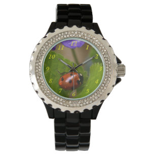Ladybug über süße Violettsorten-Blume Armbanduhr