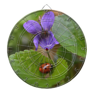Ladybug über süße Violettsorten-Blume Dartscheibe