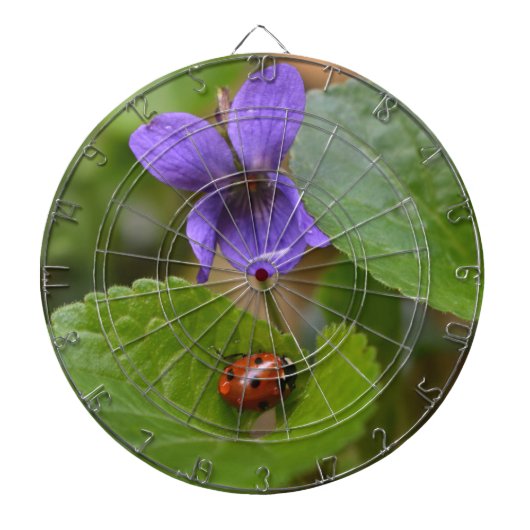 Ladybug über süße Violettsorten-Blume Dartscheibe (vorne)