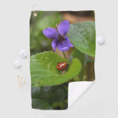 Ladybug über süße Violettsorten-Blume Golfhandtuch (Insitu)