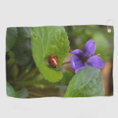 Ladybug über süße Violettsorten-Blume Golfhandtuch (Horizontal)