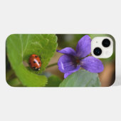 Ladybug über süße Violettsorten-Blume iPhone Hülle (Rückseite (Horizontal))