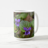 Ladybug über süße Violettsorten-Blume Kaffeetasse (VorderseiteRechts)