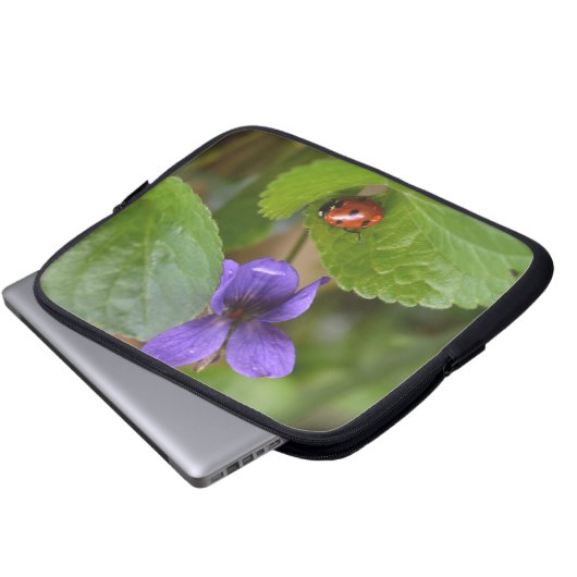 Ladybug über süße Violettsorten-Blume Laptopschutzhülle (Vorne Knopf)
