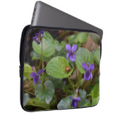 Ladybug über süße Violettsorten-Blume Laptopschutzhülle (Vorne Rechts)