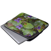 Ladybug über süße Violettsorten-Blume Laptopschutzhülle (Vorne Knopf)