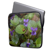 Ladybug über süße Violettsorten-Blume Laptopschutzhülle (Vorderseite Links)