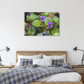 Ladybug über süße Violettsorten-Blume Leinwanddruck (Insitu (Schlafzimmer))