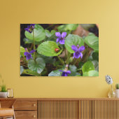 Ladybug über süße Violettsorten-Blume Leinwanddruck (Insitu (Wohnzimmer))