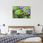Ladybug über süße Violettsorten-Blume Leinwanddruck (Insitu (Schlafzimmer))