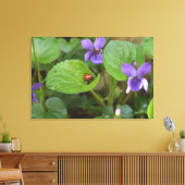 Ladybug über süße Violettsorten-Blume Leinwanddruck (Insitu (Wohnzimmer))