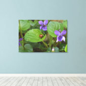Ladybug über süße Violettsorten-Blume Leinwanddruck (Insitu (Holzboden))
