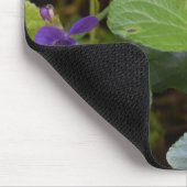 Ladybug über süße Violettsorten-Blume Mousepad (Ecke)