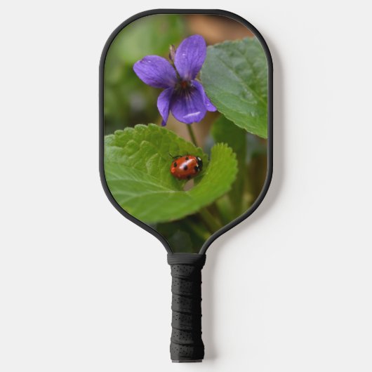 Ladybug über süße Violettsorten-Blume Pickleball Schläger (Vorderseite)