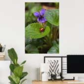Ladybug über süße Violettsorten-Blume Poster (Heimbüro)
