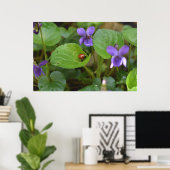 Ladybug über süße Violettsorten-Blume Poster (Heimbüro)