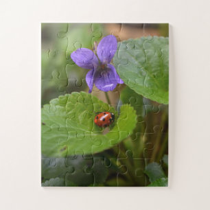 Ladybug über süße Violettsorten-Blume Puzzle