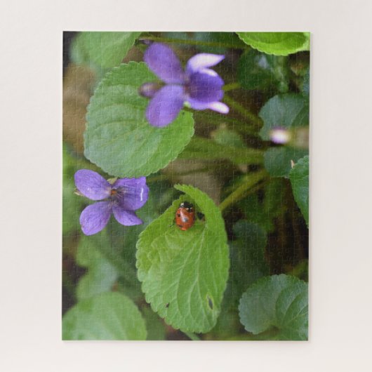 Ladybug über süße Violettsorten-Blume Puzzle (Vertikal)