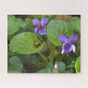Ladybug über süße Violettsorten-Blume Puzzle