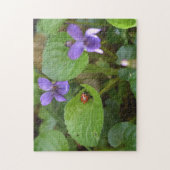 Ladybug über süße Violettsorten-Blume Puzzle (Vertikal)