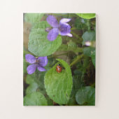 Ladybug über süße Violettsorten-Blume Puzzle (Vertikal)