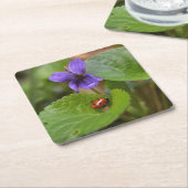 Ladybug über süße Violettsorten-Blume Rechteckiger Pappuntersetzer (angewinkelt)