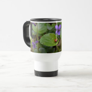 Ladybug über süße Violettsorten-Blume Reisebecher