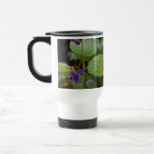 Ladybug über süße Violettsorten-Blume Reisebecher (Links)