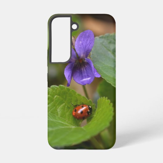 Ladybug über süße Violettsorten-Blume Samsung Galaxy Hülle (Rückseite)