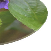 Ladybug über süße Violettsorten-Blume Schneidebrett (Ecke)