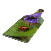 Ladybug über süße Violettsorten-Blume Schneidebrett (Ecke)