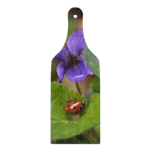Ladybug über süße Violettsorten-Blume Schneidebrett (Vorderseite)