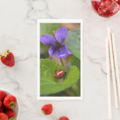 Ladybug über süße Violettsorten-Blume Serviette (Beispiel)