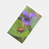 Ladybug über süße Violettsorten-Blume Serviette (Ecke)